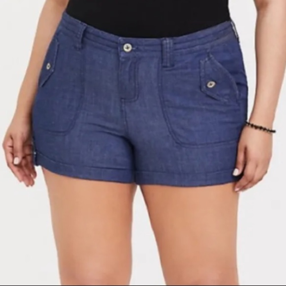 TORRID MILITARY SHORT SHORT - CHAMBRAY MEDIUM WASH